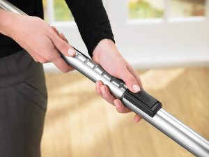 ⁦Black & Decker Bagless Cylinder Vacuum Cleaner, 6 Filters, 2000 Watts, Blue - VM2825-B5⁩ - الصورة ⁦7⁩