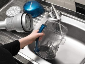 ⁦Black & Decker Bagless Cylinder Vacuum Cleaner, 6 Filters, 2000 Watts, Blue - VM2825-B5⁩ - الصورة ⁦6⁩