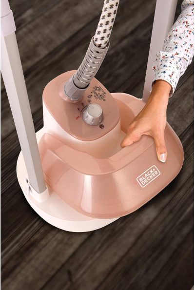 ⁦Black & Decker Vertical Steam Iron, 1785W, 2L, Rose - GSTM2050-B5⁩ - الصورة ⁦4⁩