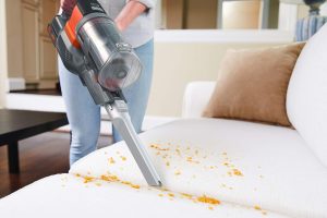 ⁦Black & Decker 18V Cordless Vacuum Cleaner, 650ml, Red - BHFEV182C-GB⁩ - الصورة ⁦4⁩